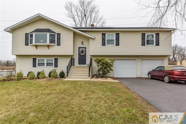 29 Peddlers LN, Lopatcong, NJ 08865