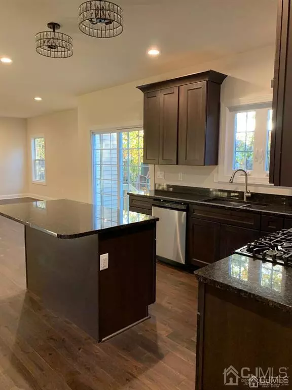 Edison, NJ 08817,52 Redwood AVE