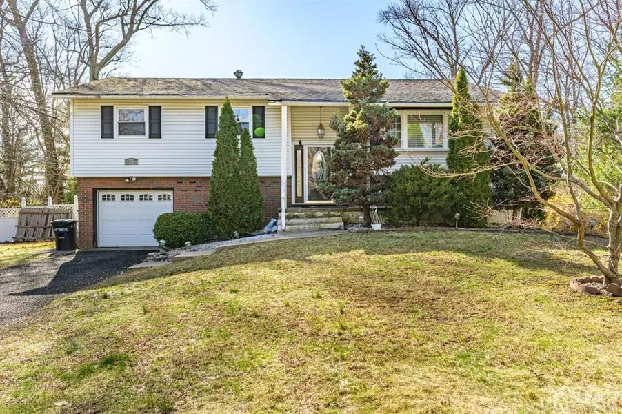 35 HOLIDAY RD, Manalapan, NJ 07726