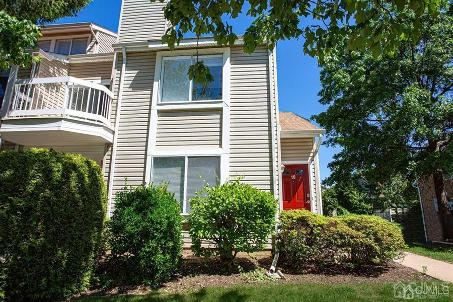 18 CHATHAM SQ, Sayreville, NJ 08859