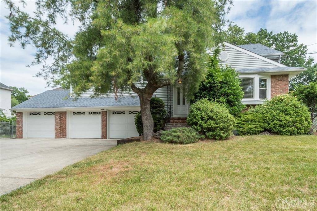 4 WHITEHALL AVE, Edison, NJ 08820