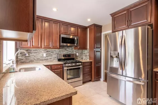 East Brunswick, NJ 08816,6 Sherry RD