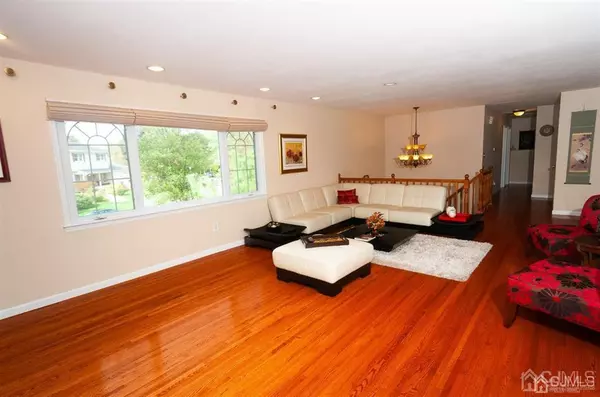 East Brunswick, NJ 08816,4 Appletree LN