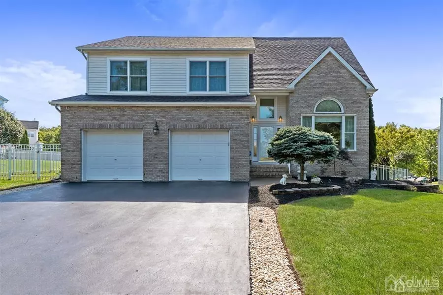 40 Gate LN, Old Bridge, NJ 08857