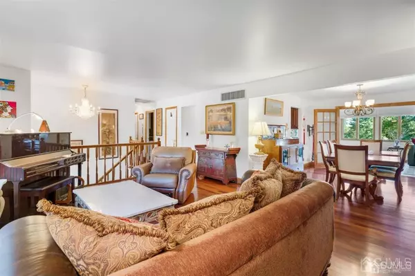 East Brunswick, NJ 08816,7 Dorothy LN