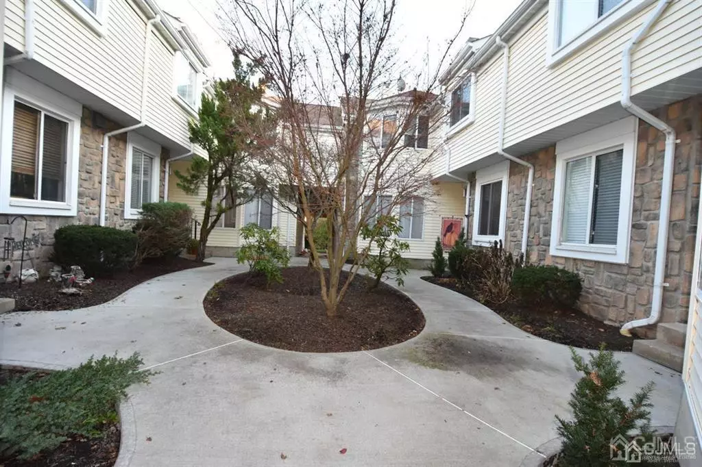 North Brunswick, NJ 08902,1086 Schmidt LN