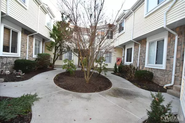 1086 Schmidt LN, North Brunswick, NJ 08902