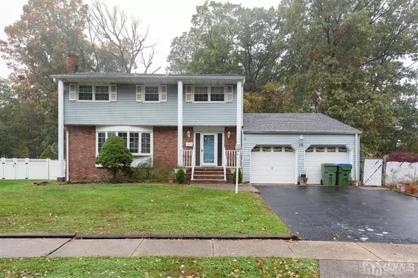 13 Bodnarik RD, Edison, NJ 08837