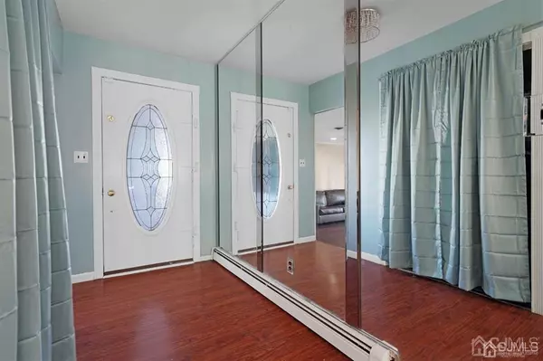 Sayreville, NJ 08859,13 Robinhood DR