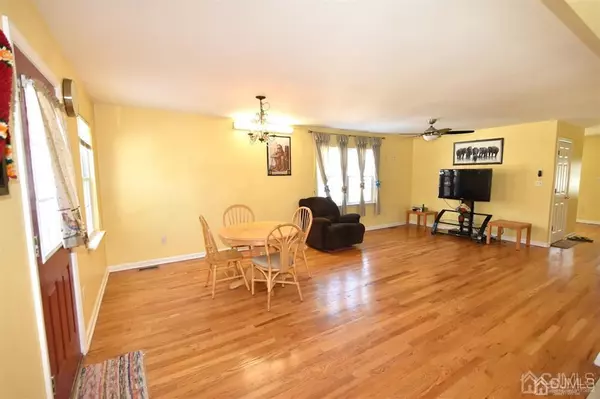 North Brunswick, NJ 08902,1681 Holly RD