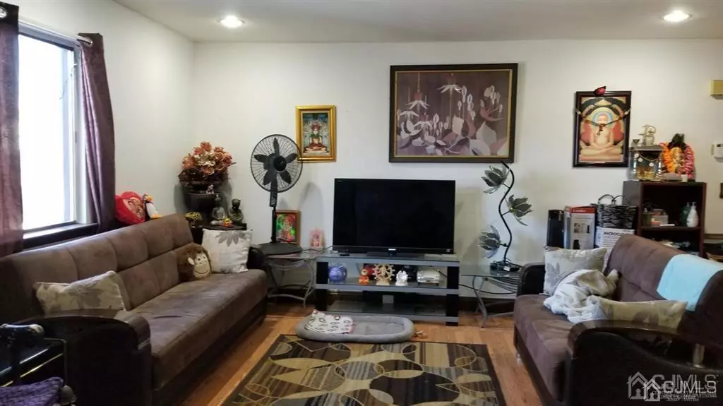 512 Cricket LN, Woodbridge Proper, NJ 07095