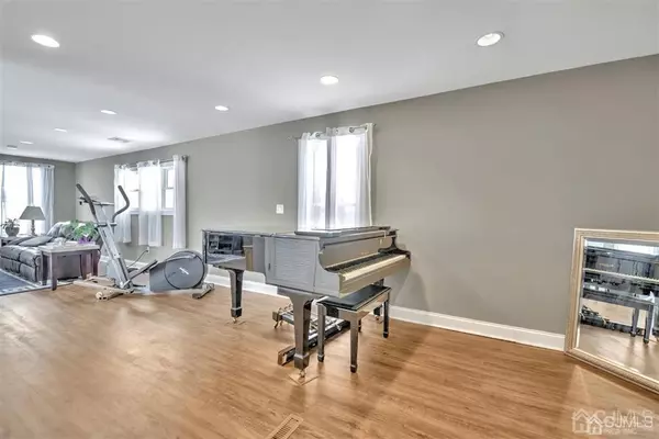 South Brunswick, NJ 08824,15 Woodbine RD