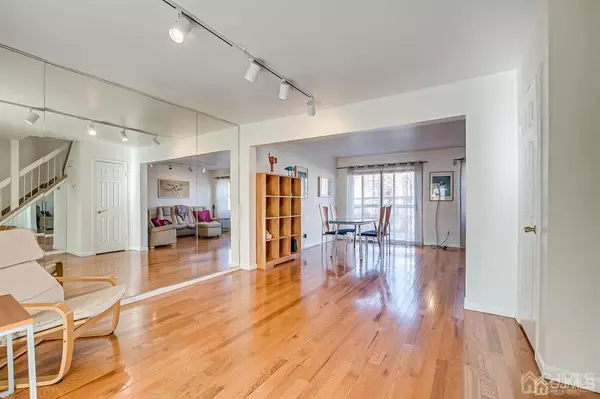 North Brunswick, NJ 08902,3304 N Oaks BLVD