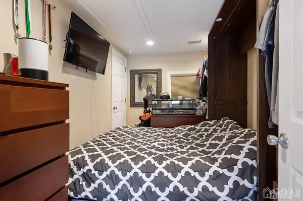 Woodbridge Proper, NJ 07095,77 2nd ST