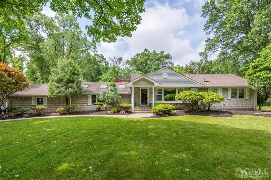 10 Stratford DR, Colonia, NJ 07067