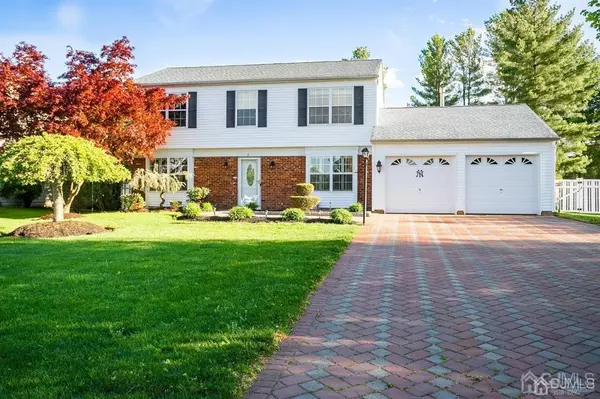 37 Lincolnshire DR, Manalapan, NJ 07726