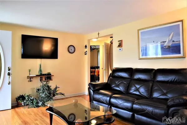 Avenel, NJ 07001,114 Vassar PL