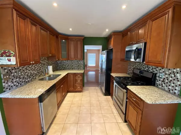 East Brunswick, NJ 08816,12 Buttonwood DR