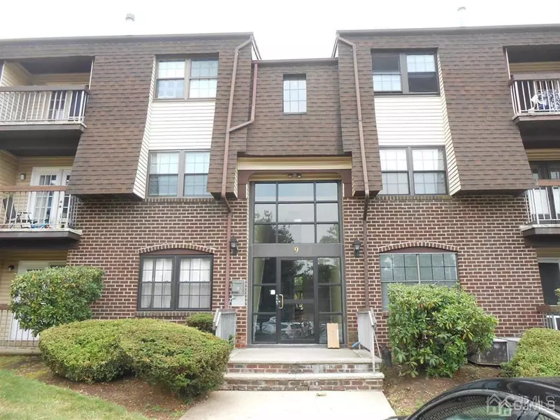 901 Green Hollow DR, Iselin, NJ 08830