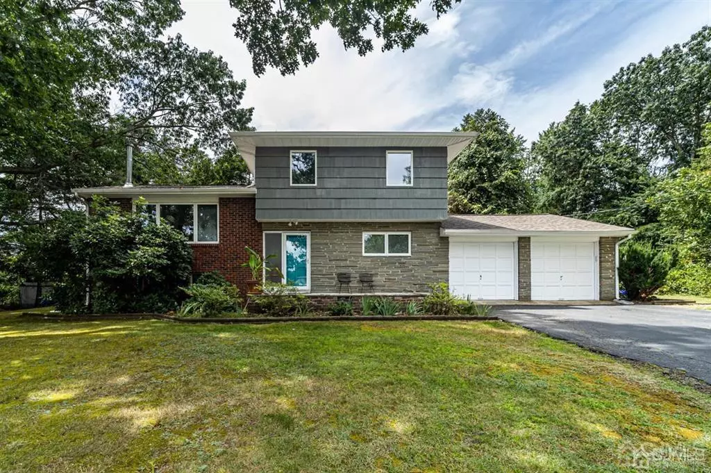 Milltown, NJ 08850,7 Iris CT