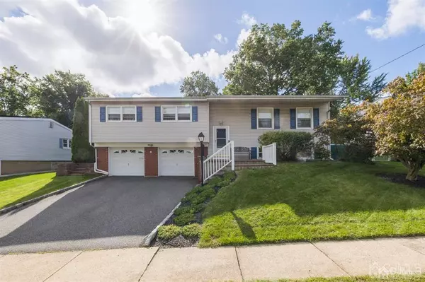 8 Wilk RD, Edison, NJ 08837