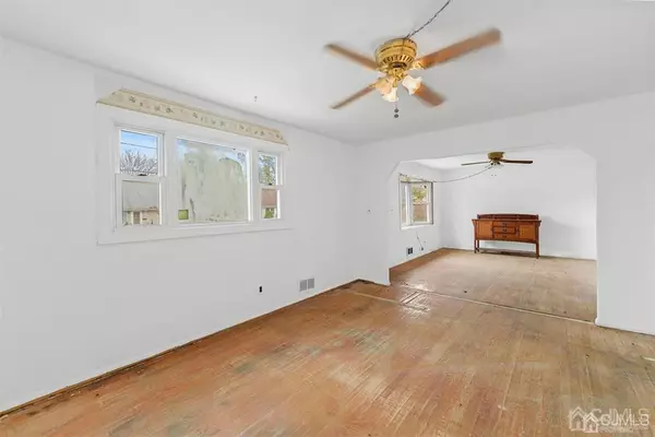 Franklin, NJ 08873,18 Poe AVE