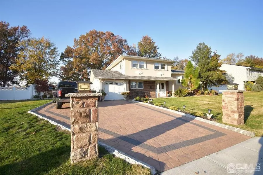 82 Holly DR, Sayreville, NJ 08859