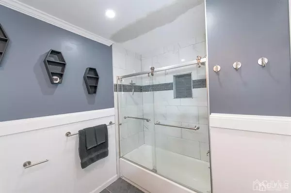 Woodbridge Proper, NJ 07095,75 Golden SQ #751