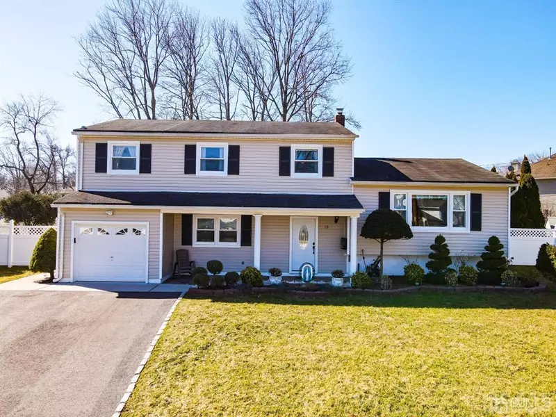 15 Frieda LN, Colonia, NJ 07067