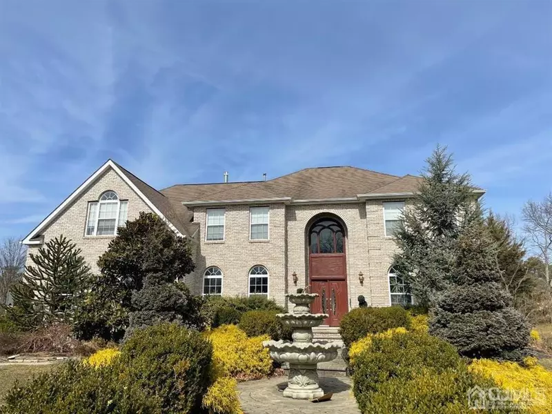 24 Louise LN, Monroe, NJ 08831