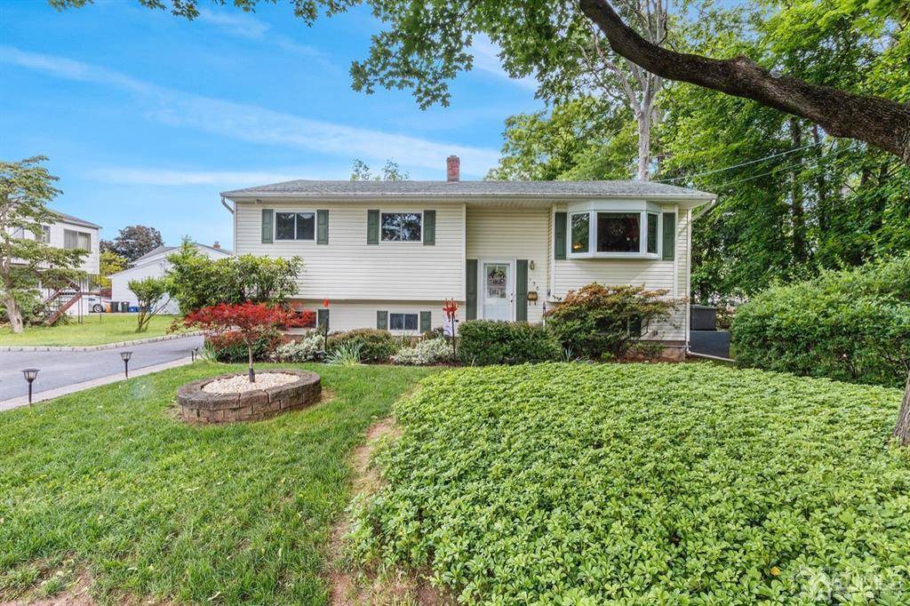 136 Lee DR,  Middlesex,  NJ 08846
