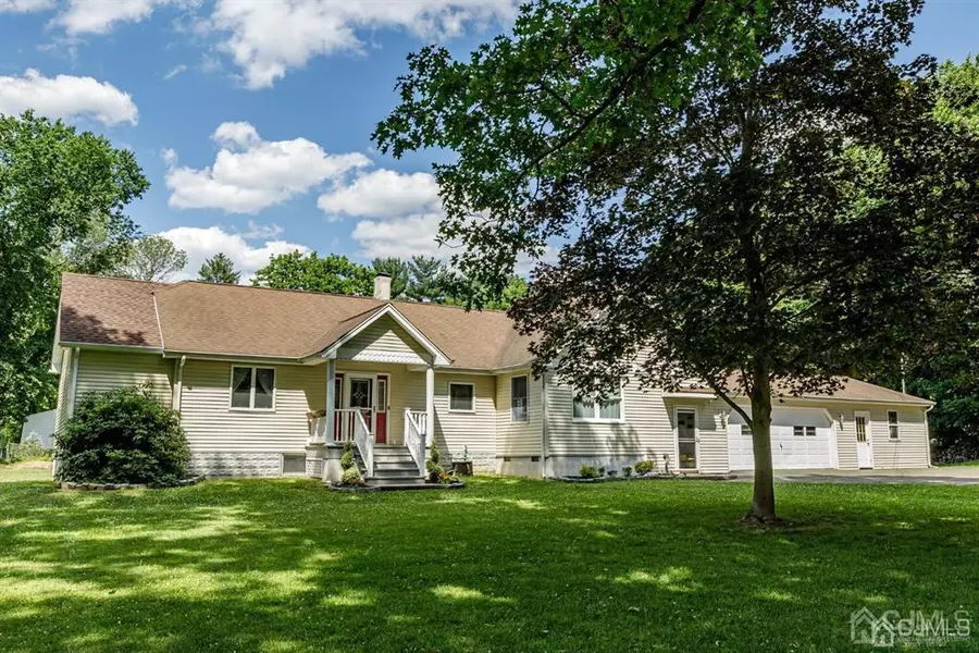 10 Lennecke LN, East Brunswick, NJ 08816