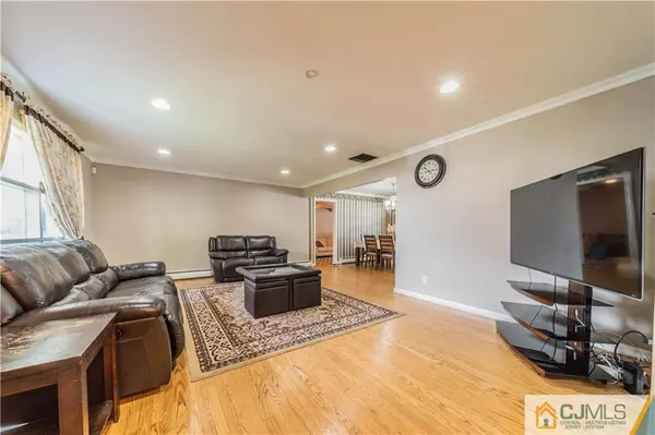 7 Lexington AVE, Carteret, NJ 07008