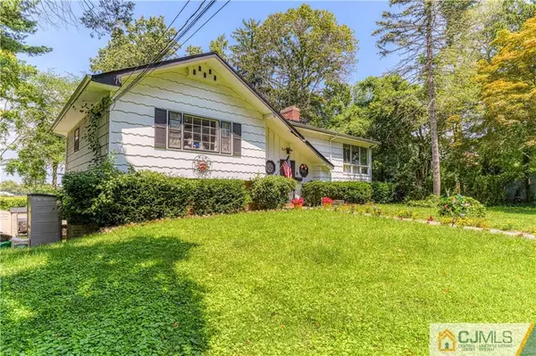 8 Lettau DR, Spotswood, NJ 08884