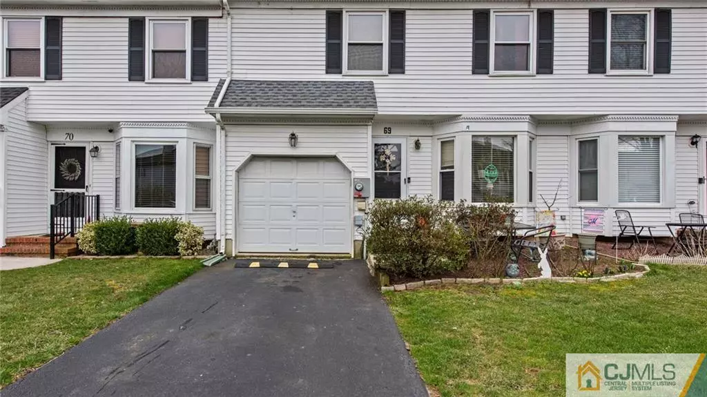 69 Carriage LN, Englishtown, NJ 07726