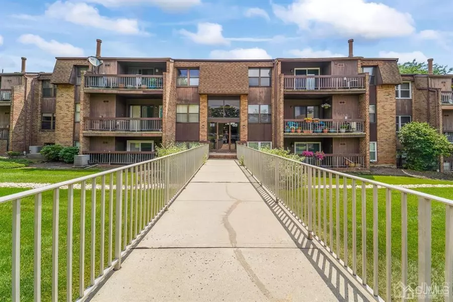 322 Sharon CT, Woodbridge Proper, NJ 07095