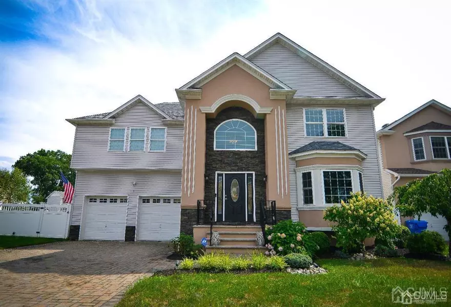 6 Liam CT, Colonia, NJ 07067