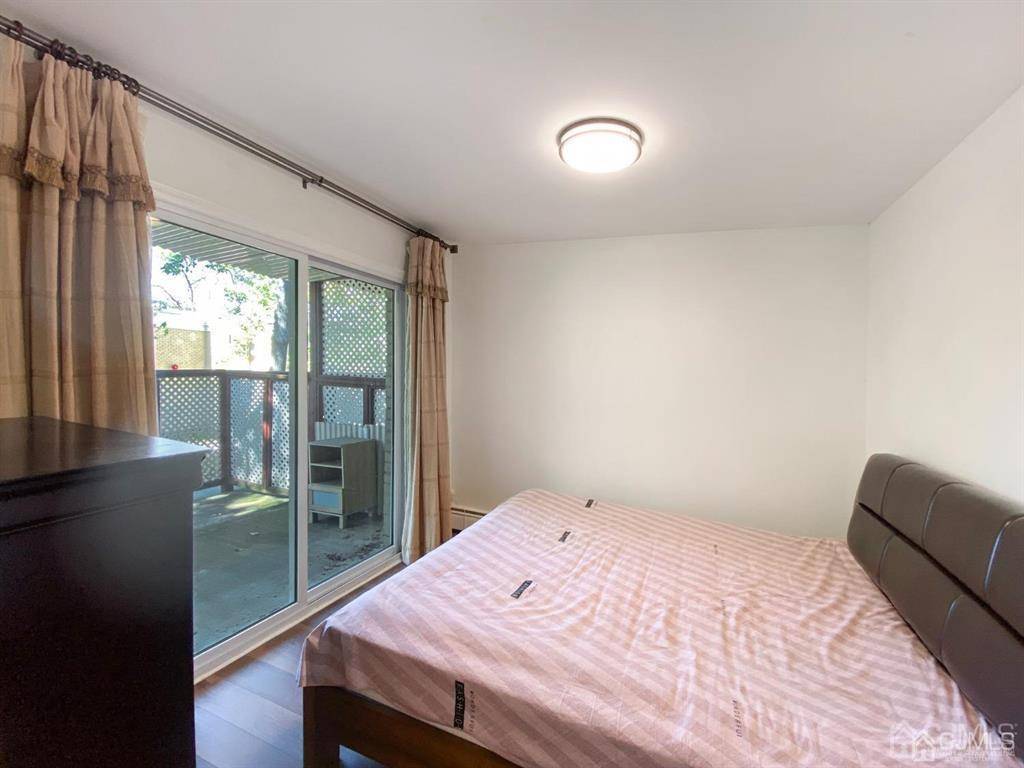 East Brunswick, NJ 08816,8 Lake AVE #3A