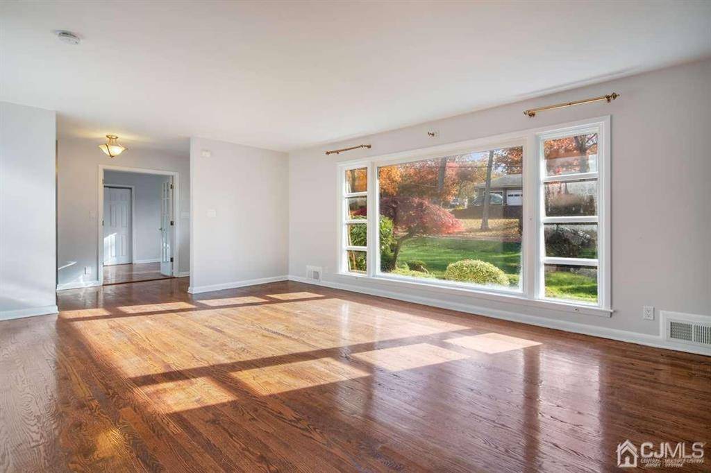 Edison, NJ 08820,14 Oak Grove LN