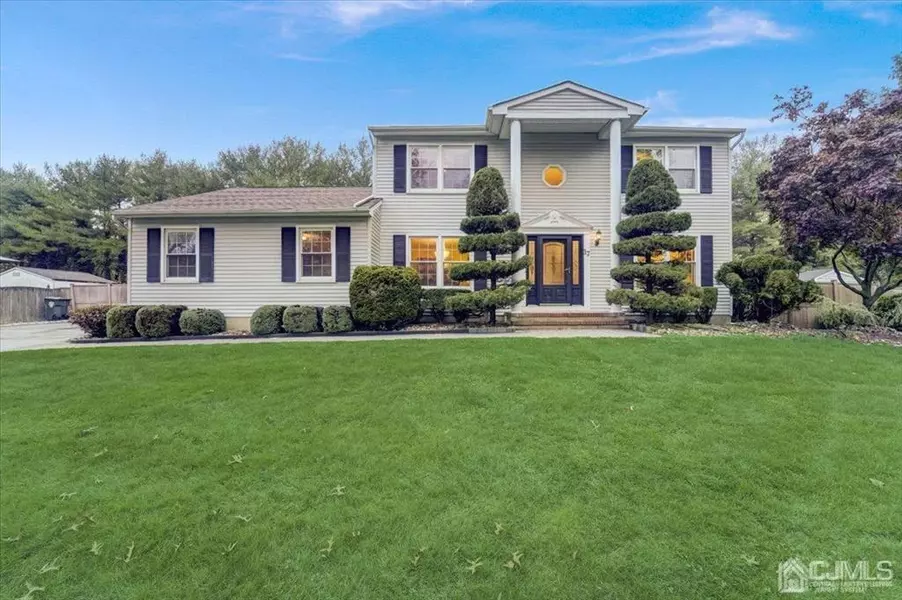 17 Chatham Ridge DR, Freehold Twp, NJ 07728