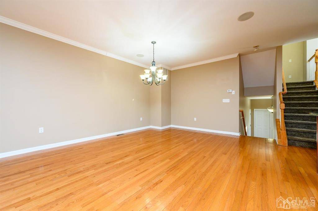 South Amboy, NJ 08879,512 Col Db Kelly WAY