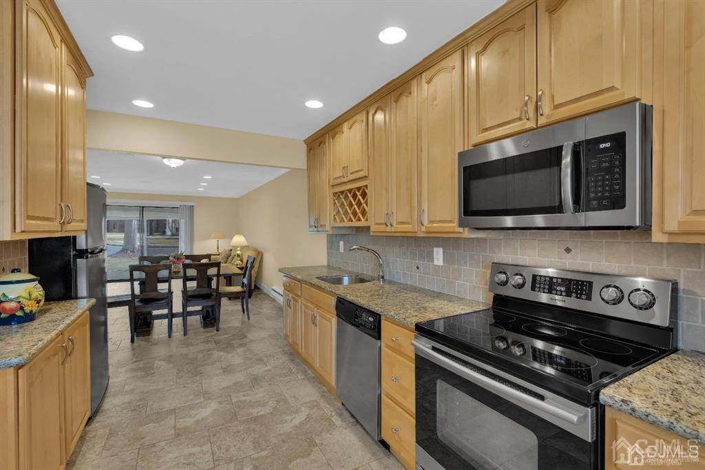 Manalapan, NJ 07726,222 Medford CT #B
