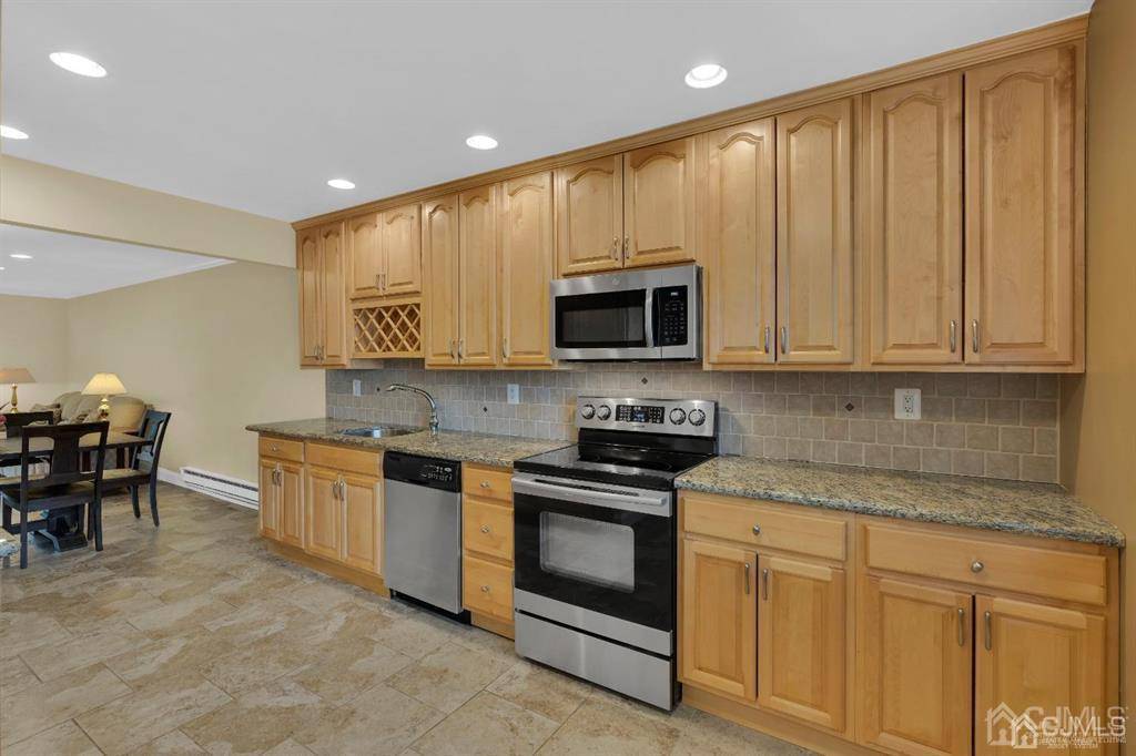 Manalapan, NJ 07726,222 Medford CT #B