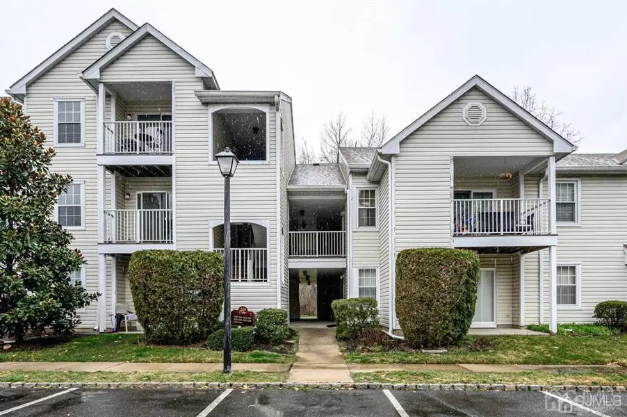 328 Walden CIR, Robbinsville, NJ 08691