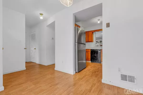 East Brunswick, NJ 08816,122 La Rue LN