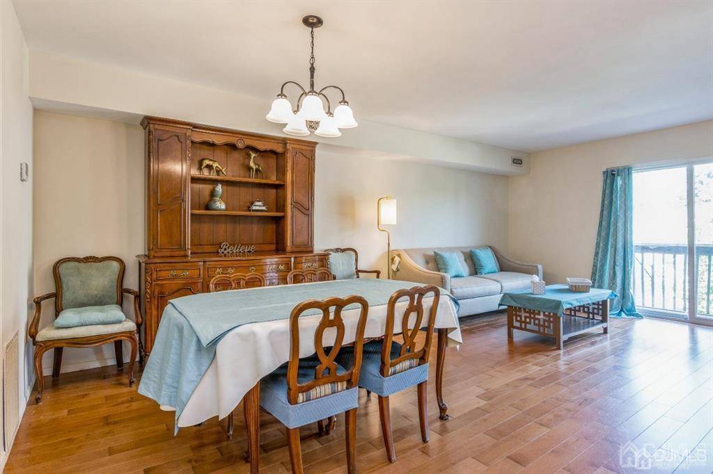 Metuchen, NJ 08840,165 Essex AVE #407