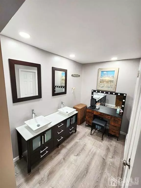 South Brunswick, NJ 08810,0-Q1 Quincy CIR