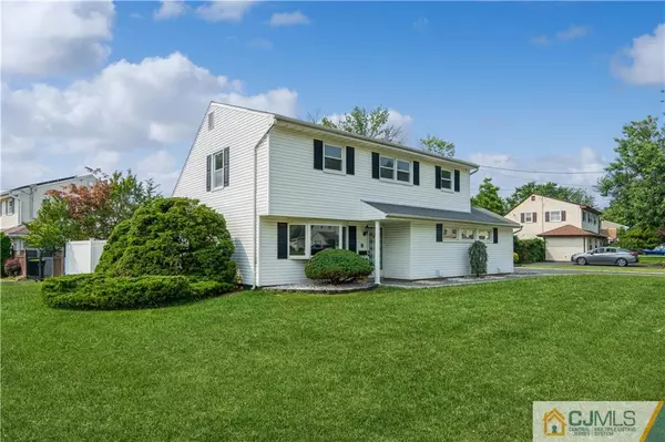 8 Carriage RD, Hazlet, NJ 07730