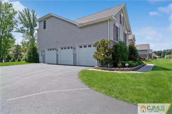 South Brunswick, NJ 08852,7 Eagle CT