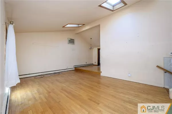 Sayreville, NJ 08859,7 Florence DR